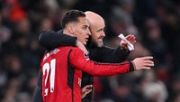 Erik ten Hag juga membawa MU memenangi trofi Piala Liga Inggris dan Piala FA, tapi tak mampu menjaga daya saing tim di Liga Inggris. Ia kehilangan posisinya musim ini dan digantikan Ruben Amorim. (Foto: Getty Images/Stu Forster)