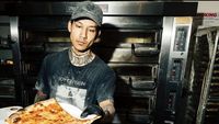 Foto: Tukang Pizza yang Jadi Model di Paris Fashion Week