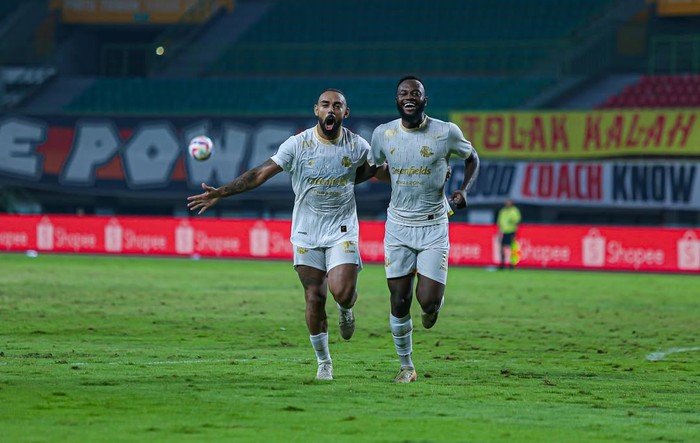 Dalberto Belo dan Charles Lokolingoy (Dok Arema FC)