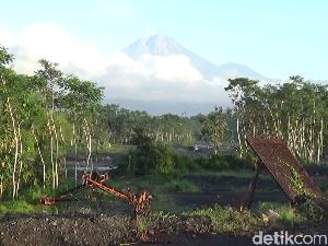 Gunung Semeru Erupsi Pagi Ini, Luncurkan Abu Vulkanik Setinggi 700 Meter Gunung Semeru Erupsi Pagi Ini, Luncurkan Abu Vulkanik Setinggi 700 Meter