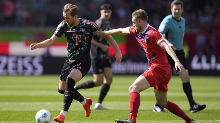 Harry Kane Heidenheims Patrick Mainka guards Bayerns Harry Kane during the German Bundesliga soccer match between Heidenheim and Bayern Munich in Heidenheim, Germany, Saturday, April 19, 2025. (AP Photo/Matthias Schrader)
