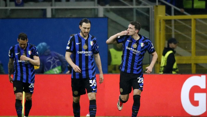 Soccer Football - Champions League - Quarter Final - Second Leg - Inter Milan v Bayern Munich - San Siro, Milan, Italy - April 16, 2025 Inter Milans Benjamin Pavard celebrates scoring their second goal with Matteo Darmian REUTERS/Alessandro Garofalo