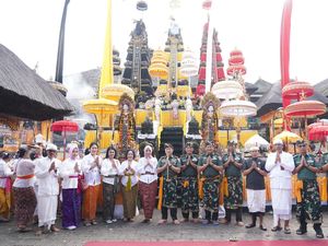 Viral Anggota TNI AD di Bali Tidak Pakai Kamen di Pura Besakih Viral Anggota TNI AD di Bali Tidak Pakai Kamen di Pura Besakih