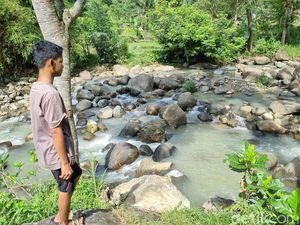 Viral Jenazah Digotong Seberangi Sungai gegara Jalan Dilarang Dilewati Viral Jenazah Digotong Seberangi Sungai gegara Jalan Dilarang Dilewati