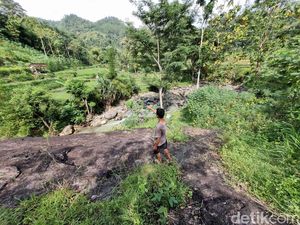 Pemilik Tanah di Ponorogo Bikin Warga Terpaksa Gotong Jenazah Seberangi Sungai Pemilik Tanah di Ponorogo Bikin Warga Terpaksa Gotong Jenazah Seberangi Sungai