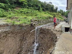 Munculnya Lubang Menganga Usai Longsor di Sukabumi