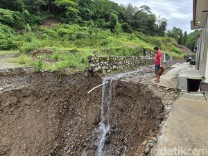 Munculnya Lubang Menganga Usai Longsor di Sukabumi Munculnya Lubang Menganga Usai Longsor di Sukabumi