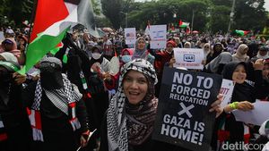 Massa Gelar Aksi Stop Genosida Palestina di depan Kedubes AS Jakarta