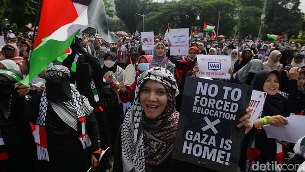 Massa Gelar Aksi Stop Genosida Palestina di depan Kedubes AS Jakarta