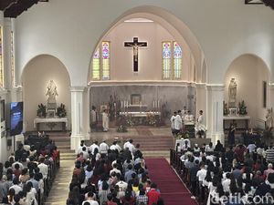 Ribuan Umat Khidmat Ikuti Misa Paskah 2025 di Katedral Surabaya Ribuan Umat Khidmat Ikuti Misa Paskah 2025 di Katedral Surabaya