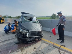 Innova Ringsek Tabrak Truk di Tol Ngawi, 2 Orang Luka