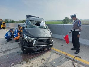 Innova Ringsek Tabrak Truk di Tol Ngawi, 2 Orang Luka Innova Ringsek Tabrak Truk di Tol Ngawi, 2 Orang Luka