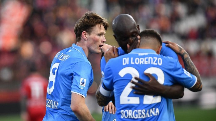 Soccer Football - Serie A - Monza v Napoli - U-Power Stadium, Monza, Italy - April 19, 2025 Napoli's Scott McTominay celebrates scoring their first goal with Romelu Lukaku and Giovanni Di Lorenzo REUTERS/Massimo Pinca