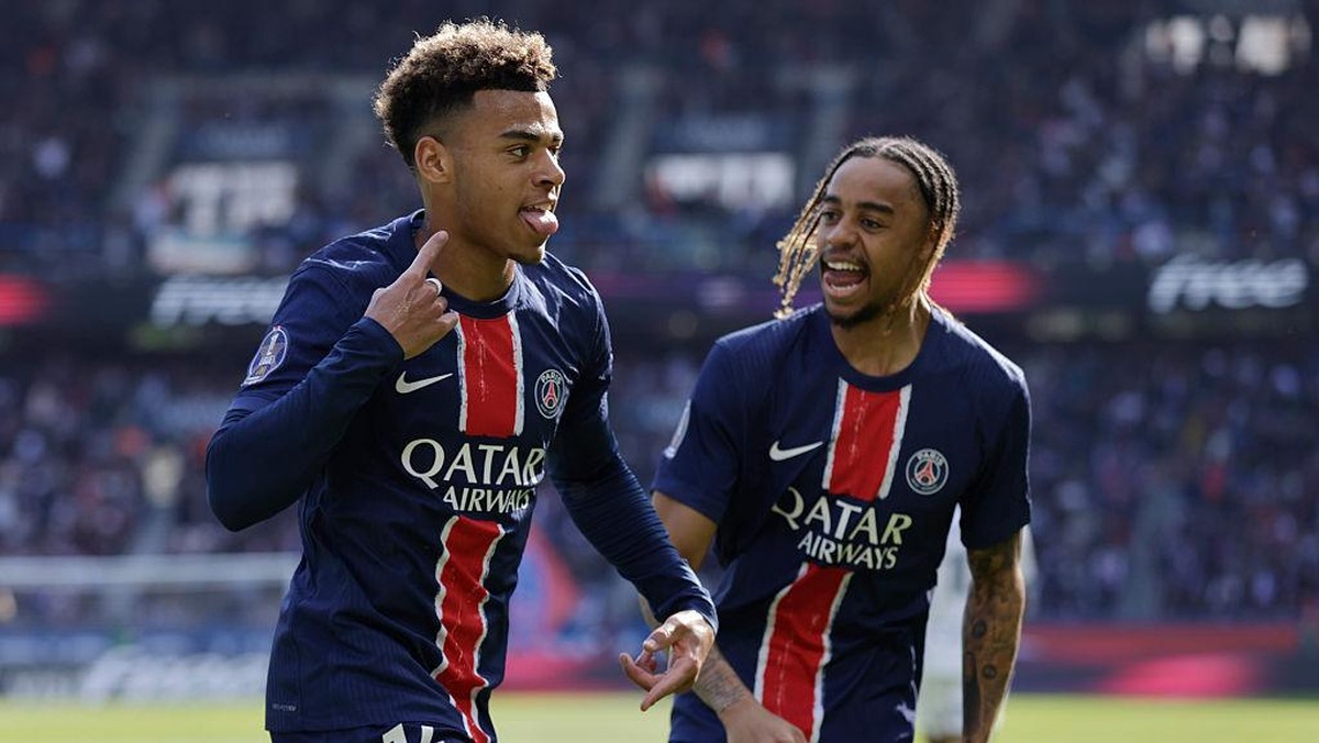 Desire Doue (kiri) merayakan golnya ke gawang Le Havre bersama Bradley Barcola. Foto: DeFodi Images via Getty Images/DeFodi Images