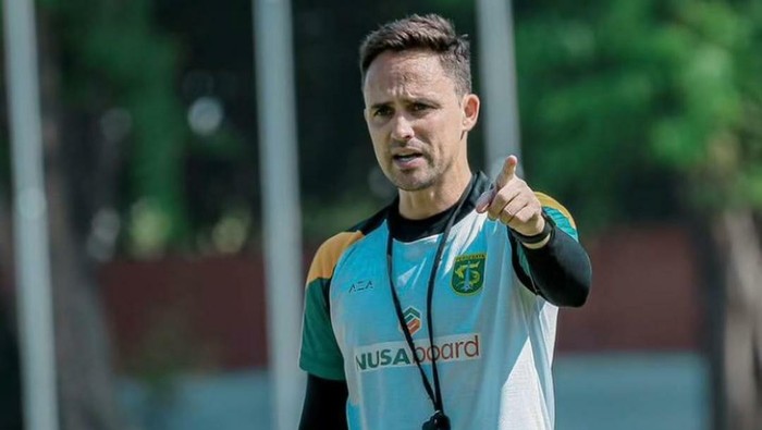 Pelatih Persebaya Surabaya Paul Munster. Pelatih Persebaya Surabaya Paul Munster.