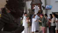 Umat Katolik di Bali Berbusana Adat Saat Misa Paskah