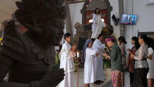 Umat Katolik di Bali Berbusana Adat Saat Misa Paskah