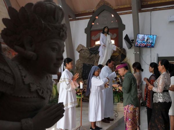 Umat Katolik di Bali Berbusana Adat Saat Misa Paskah