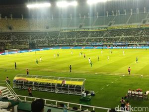 Babak Pertama: Diwarnai Kartu Merah, Persebaya Vs Madura United Masih 0-0 Babak Pertama: Diwarnai Kartu Merah, Persebaya Vs Madura United Masih 0-0
