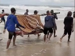 Perjuangan Warga Tandu Pasien Puluhan Kilometer Lewati Gunung-Pantai