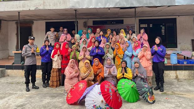 Polwan Polres Klaten di saat  menggelar senam sehat bareng  perempuan lansia di Dukuh Banyumalang, Desa Glagah, Kecamatan Jatinom dalam rangka perayaan Hari Kartini, Minggu (20/4/2025).