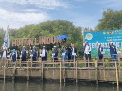 Megawati-Pramono-CT dan IKA Boedoet Tanam Mangrove di Hari Bumi