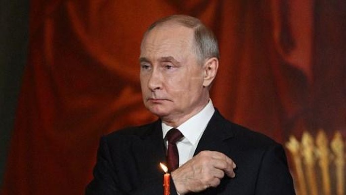 Presiden Rusia Vladimir Putin (kiri) dan Wali Kota Moskow Sergei Sobyanin menghadiri kebaktian Paskah Ortodoks di Katedral Kristus Juru Selamat di Moskow. Ramil SITDIKOV / POOL / AFP In this pool photograph distributed by Russian state agency Sputnik, Russias President Vladimir Putin (L) and Moscow Mayor Sergei Sobyanin attend an Orthodox Easter service at the Christ the Saviour Cathedral in Moscow early on April 20, 2025. (Photo by Ramil SITDIKOV / POOL / AFP)