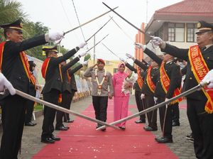 Pedang Pora Pisah Sambut Kapolres Probolinggo Kota Diwarnai Tangis Haru Pedang Pora Pisah Sambut Kapolres Probolinggo Kota Diwarnai Tangis Haru