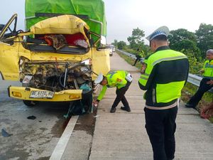 Truk Tabrak Fuso di Tol Terpeka, Sopir Tewas di Tempat Truk Tabrak Fuso di Tol Terpeka, Sopir Tewas di Tempat