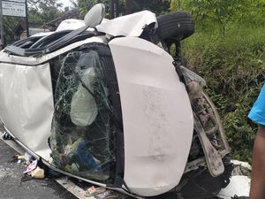 Mobil Asal Banyumas Terguling di Jalan Wates, 7 Orang Luka Mobil Asal Banyumas Terguling di Jalan Wates, 7 Orang Luka