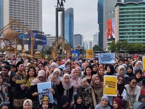 Rayakan Hari Kartini, Warga Ramai-ramai Berkebaya di CFD Bundaran HI