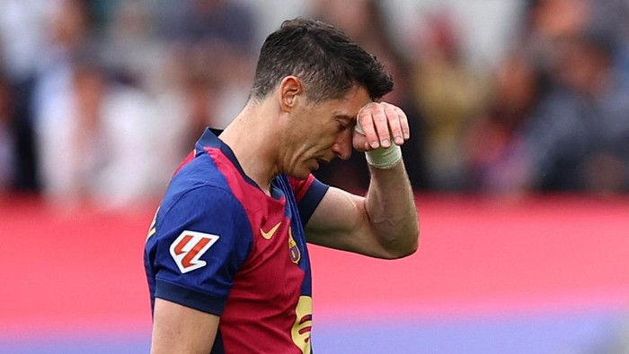 Soccer Football - LaLiga - FC Barcelona v Celta Vigo - Estadi Olimpic Lluis Companys, Barcelona, Spain - April 19, 2025 FC Barcelonas Robert Lewandowski reacts after sustaining an injury REUTERS/Albert Gea
