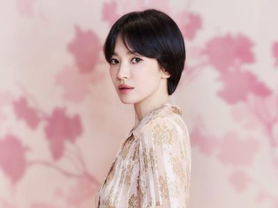 7 Potret Song Hye Kyo Tampil Cantik Effortless dengan Potongan Rambut Bob