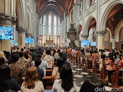 Suasana Khidmat Jemaat Padati Katedral Jakarta Ikuti Misa Pontifikal