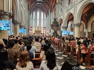 Suasana Khidmat Jemaat Padati Katedral Jakarta Ikuti Misa Pontifikal Suasana Khidmat Jemaat Padati Katedral Jakarta Ikuti Misa Pontifikal