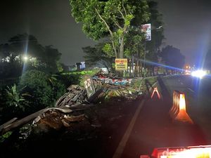 Truk Terjun ke Sungai di Lawang Malang Dievakuasi Pakai Alat Berat Truk Terjun ke Sungai di Lawang Malang Dievakuasi Pakai Alat Berat