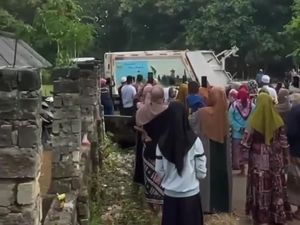 Viral Truk Sampah di Bangkalan Ramai-ramai Diadang Warga