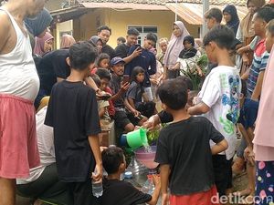 Heboh Warga Berebut Air Berkah di Pekalongan, Ternyata Jaringan PDAM Rusak