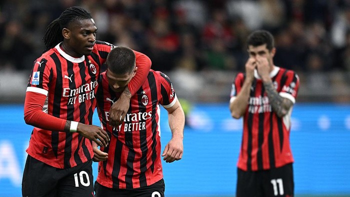 MILAN, ITALY - APRIL 20: Luka Jovic oand Rafael Leao of Milan reacts with disappointment during the Serie A match between Milan and Atalanta at Stadio Giuseppe Meazza on April 20, 2025 in Milan, Italy. (Photo by Image Photo Agency/Getty Images)