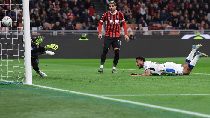 MILAN, ITALY - APRIL 20: Ederson of Atalanta scores to give the side a 1-0 lead during the Serie A match between AC Milan and Atalanta BC at Stadio Giuseppe Meazza on April 20, 2025 in Milan, Italy. (Photo by Jonathan Moscrop/Getty Images)