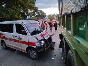 Video Ambulans Bawa Pasien Tabrak Truk Sedang Parkir di Padang Video Ambulans Bawa Pasien Tabrak Truk Sedang Parkir di Padang