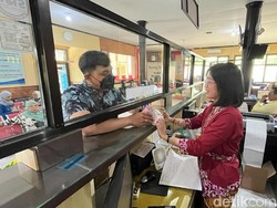 Momen Petugas Satpas Polres Blitar Kota Pakai Kebaya di Hari Kartini