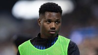 Selepas Messi pergi, nomor 10 diberikan pada Ansu Fati, namun cedera menghalanginya bersinar. Ia sempat dipinjamkan ke Brighton & Hove Albion selama semusim pada 2023 dan kini kembali dipinjamkan ke AS Monaco, membuat nomor 10 miliknya diambil Yamal. Foto: Guillermo Martinez/NurPhoto via Getty Images