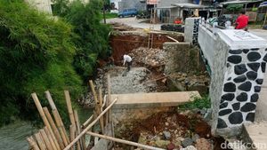Antisipasi Longsor, Turap Kali Angke Diperbaiki