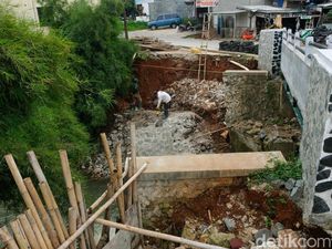 Antisipasi Longsor, Turap Kali Angke Diperbaiki Antisipasi Longsor, Turap Kali Angke Diperbaiki