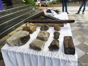 Barang Bukti Kasus Mobil Polisi Dibakar di Depok: Balok Berjelaga hingga Batu