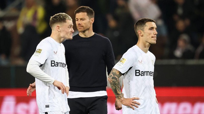 Bayer Leverkusen 20 April 2025, Hamburg: Soccer: Bundesliga, FC St. Pauli - Bayer Leverkusen, Matchday 30, Millerntor-Stadion, Leverkusens Florian Wirtz (l-r), coach Xabi Alonso and Alejandro Grimaldo go to the fans after the game. Photo: Christian Charisius/dpa - IMPORTANT NOTE: In accordance with the regulations of the DFL German Football League and the DFB German Football Association, it is prohibited to utilize or have utilized photographs taken in the stadium and/or of the match in the form of sequential images and/or video-like photo series. (Photo by Christian Charisius/picture alliance via Getty Images)