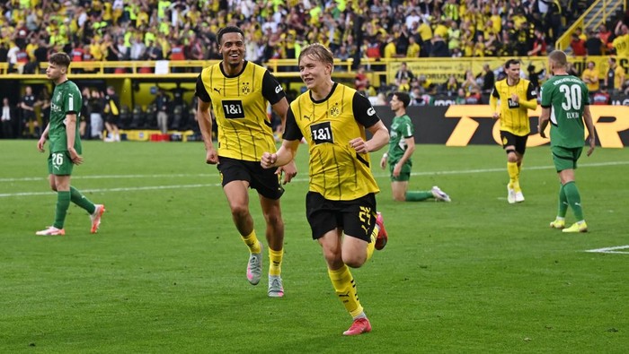 Soccer Football - Bundesliga - Borussia Dortmund v Borussia Moenchengladbach - Signal Iduna Park, Dortmund, Germany - April 20, 2025 Borussia Dortmunds Daniel Svensson celebrates scoring their third goal REUTERS/Teresa. Kroeger DFL REGULATIONS PROHIBIT ANY USE OF PHOTOGRAPHS AS IMAGE SEQUENCES AND/OR QUASI-VIDEO.