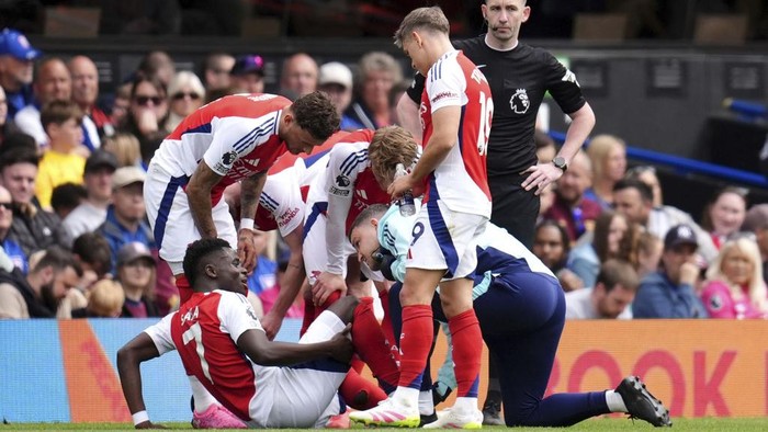Arsenals Bukayo Saka receives treatment for an injury, during the English Premier League soccer match between Ipswich Town and Arsenal at Portman Road, Ipswich, England, Sunday, April 20, 2025. (John Walton/PA via AP)