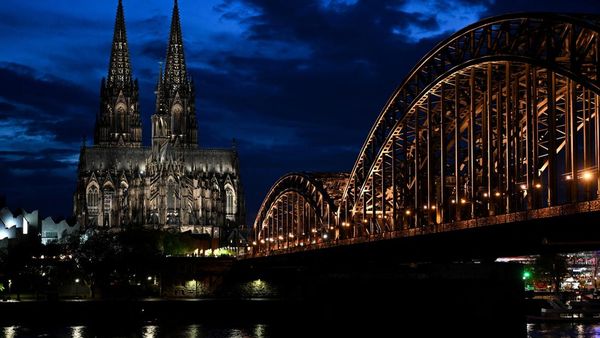 Cahaya Baru Katedral Cologne Menyapa Langit Malam